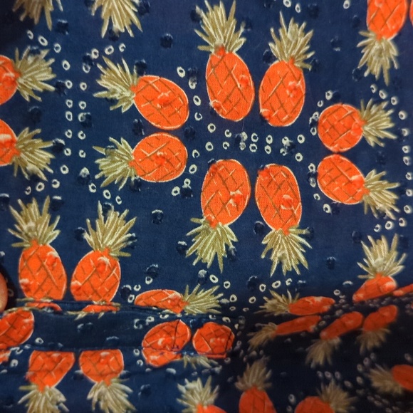 Vineyard Vines pineapple top! - Picture 7 of 7